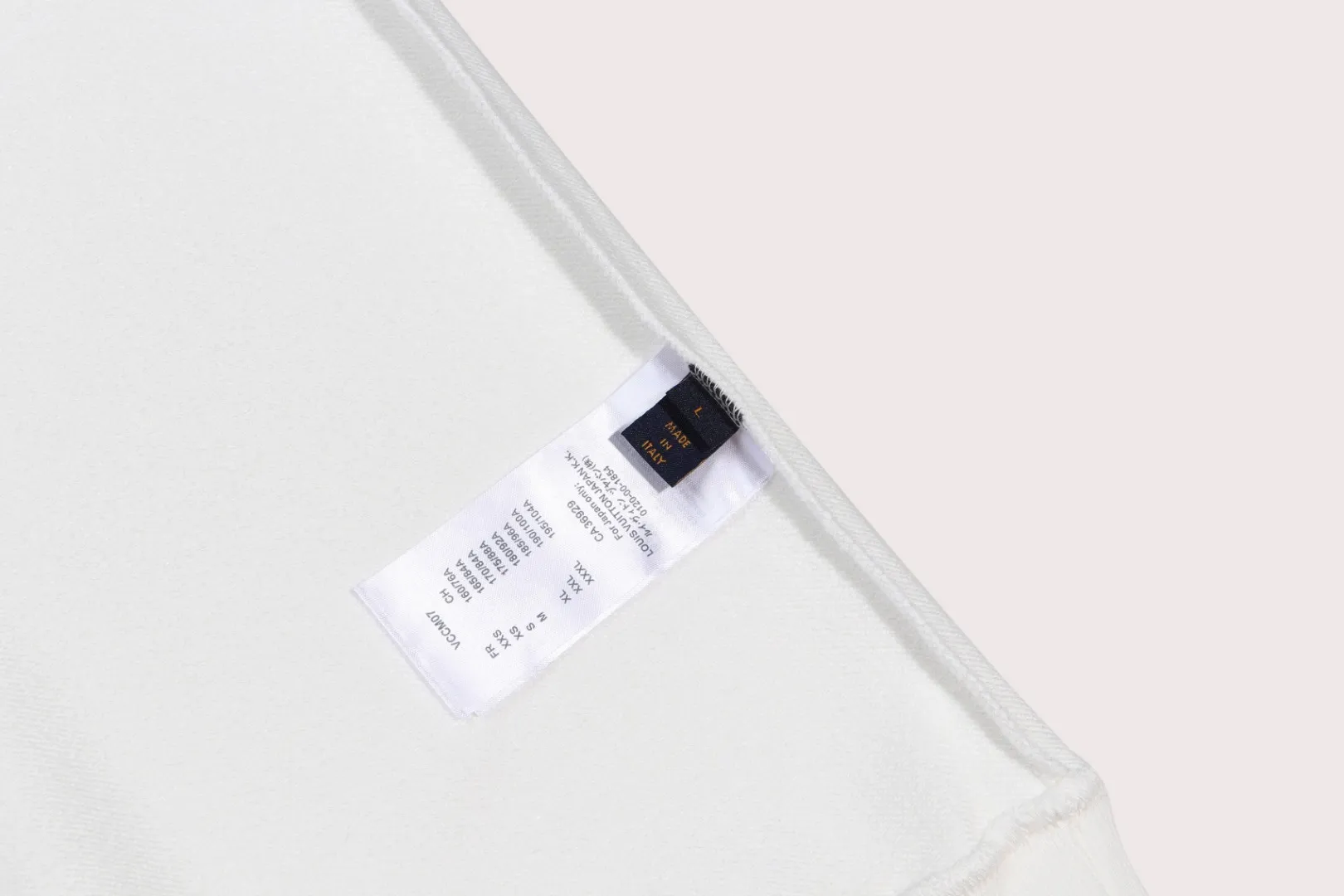🅿️250 hot style on the shelves🔥❗ 💫〖Louis Vuitton LV〗 Fashionable round neck sweatshirt, casually matched with various styles, it is perfectly handsome😎The whole dress is made of double waistcoats, which makes the whole dress more three-dimensional. Not ordinary factories can do such fine work. The 2025 spring style counters are on sale, exquisite round neck terry sweatshirt, high-end double-strand pure cotton Customized drawstring ribs are dyed in the same vat and are complete with three standards. The chest craftsmanship adopts a simple and elegant pattern on the chest, which is easy to control for any age group! Fit and comfortable! Customized thickened 440g terry sweatshirt fabric, soft and comfortable to the touch, with a three-dimensional shape! 🙌🏻 It’s also very breathable, so it’s a versatile style that can be worn with any outfit! ✔Color: Black White Apricot Size: S M L XL 2XL